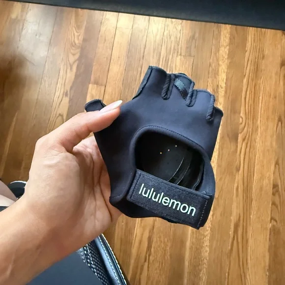 Lululemon Black Workout Gloves - Picture 2 of 6